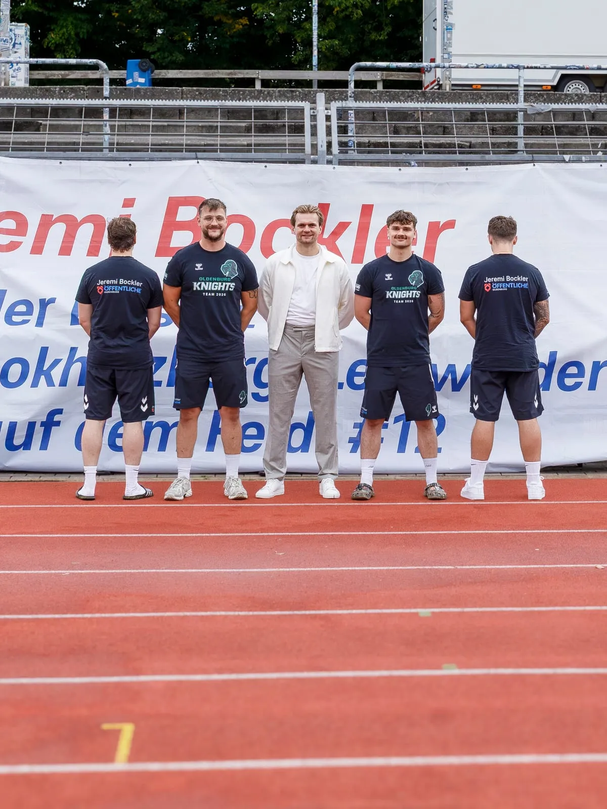 Jeremi Bockler mit Spielern der Oldenburg Knights in den neuen Team-Shirts